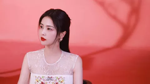 奶奶剃光宝宝胎发